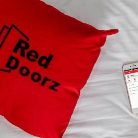 Отель Reddoorz Syariah At Jalan Menteri Supeno Джокьякарта Экстерьер фото
