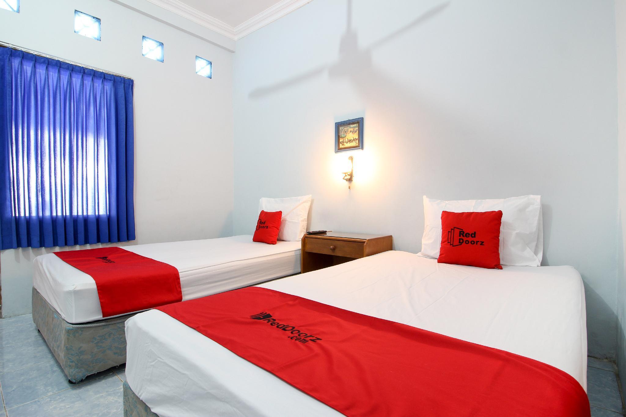 Отель Reddoorz Syariah At Jalan Menteri Supeno Джокьякарта Экстерьер фото