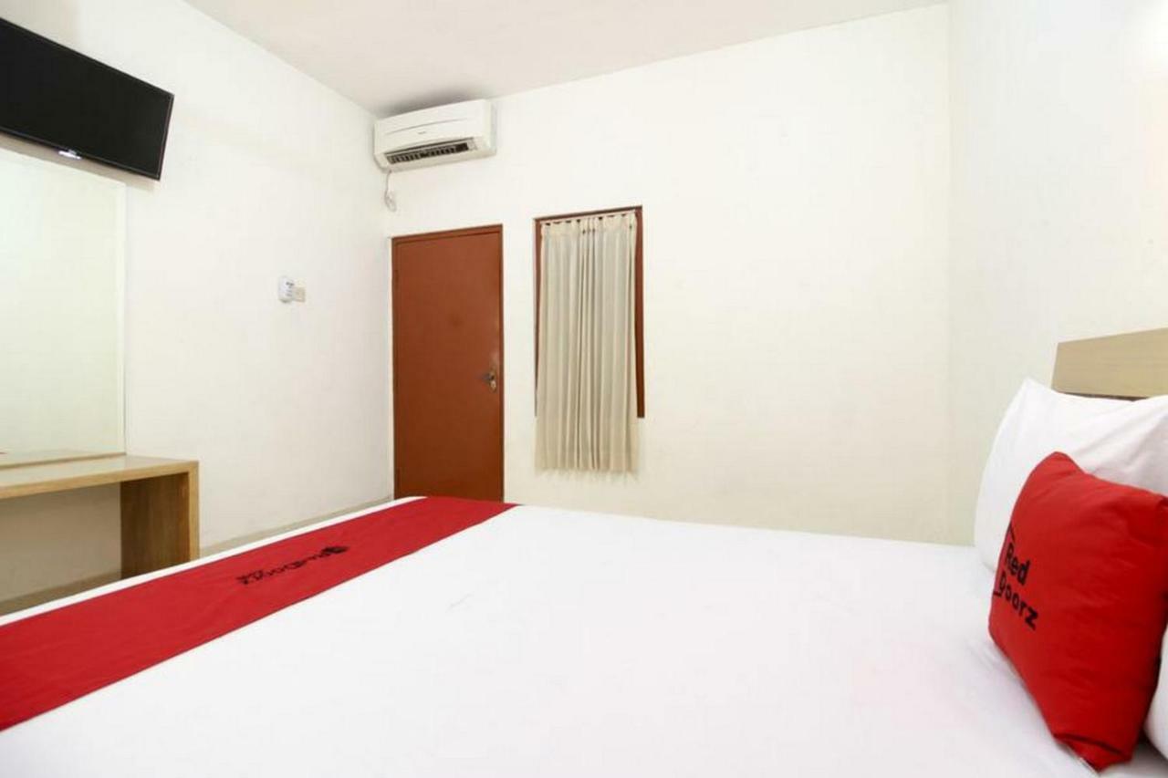 Отель Reddoorz Syariah At Jalan Menteri Supeno Джокьякарта Экстерьер фото