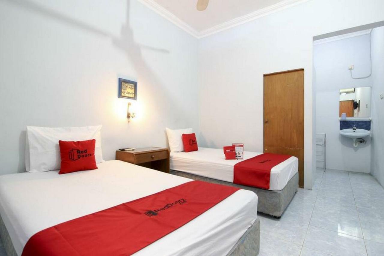 Отель Reddoorz Syariah At Jalan Menteri Supeno Джокьякарта Экстерьер фото