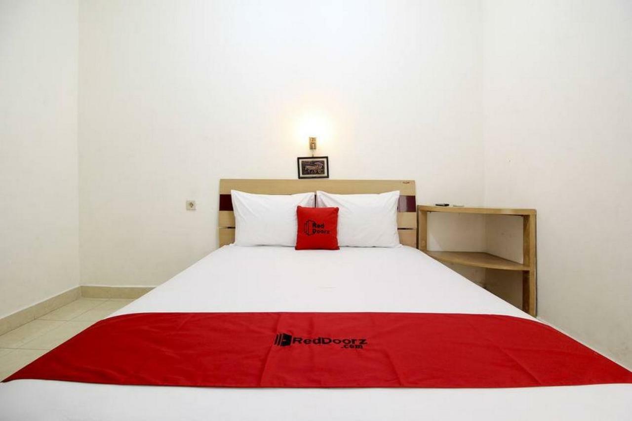 Отель Reddoorz Syariah At Jalan Menteri Supeno Джокьякарта Экстерьер фото