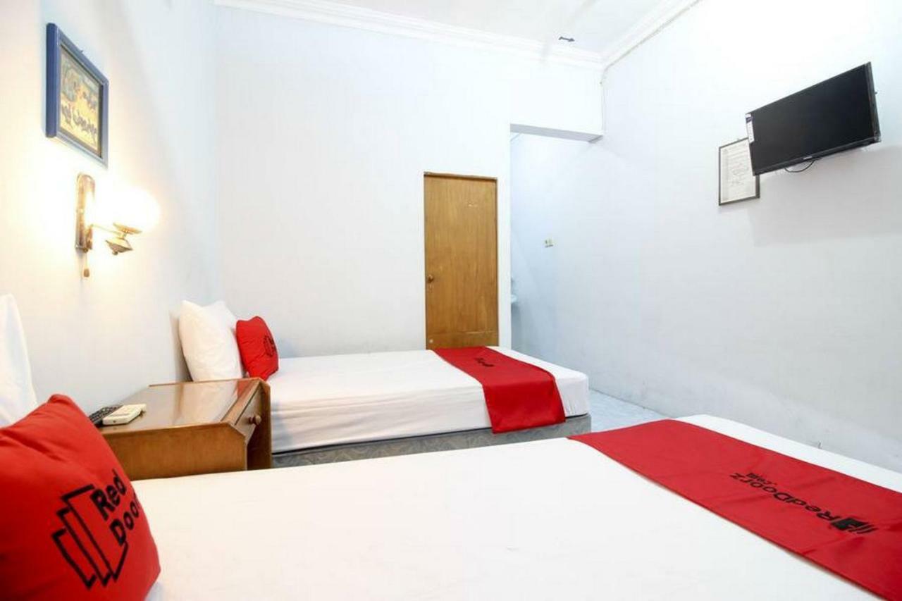 Отель Reddoorz Syariah At Jalan Menteri Supeno Джокьякарта Экстерьер фото