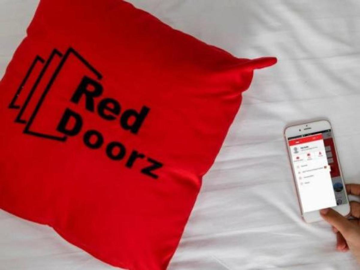 Отель Reddoorz Syariah At Jalan Menteri Supeno Джокьякарта Экстерьер фото